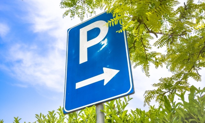 Non à la suppression de places de stationnement gratuit à la mairie de Saint-Laurent-du-Var !