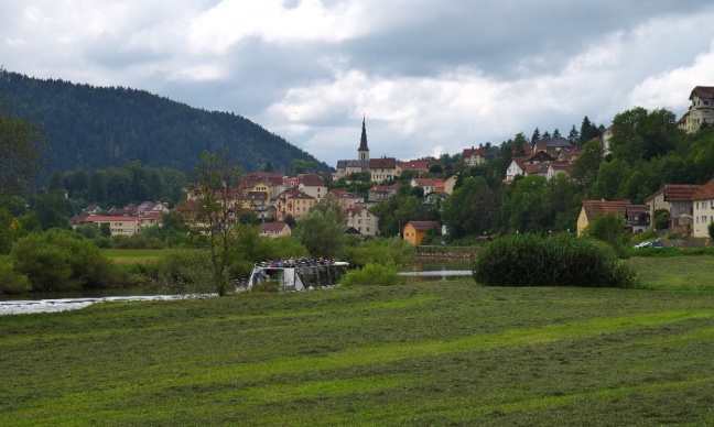 Stationnements sauvages rue du Musée à Villers le Lac