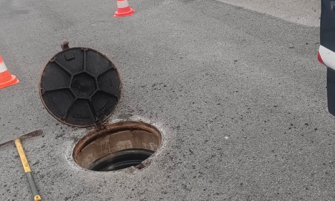 Stop à la dégradation des plaques d’égout collées !
