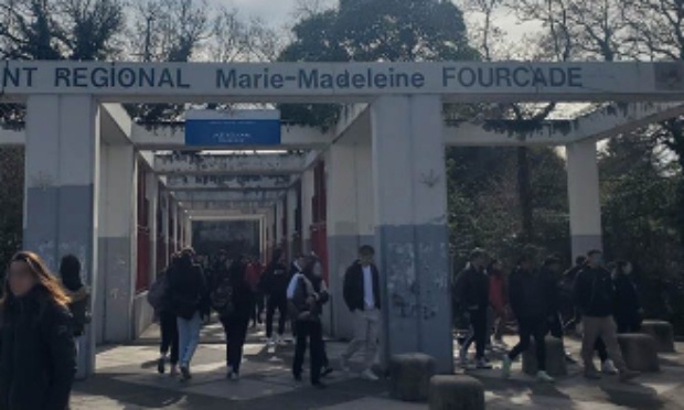 Le portail du lycée doit respecter la sonnerie