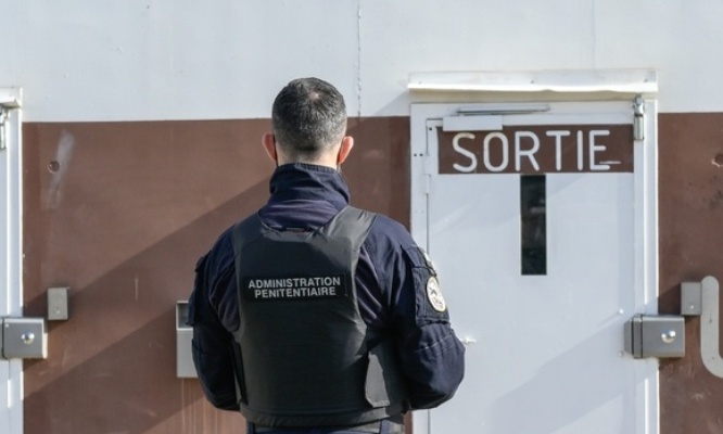 Non à la permission de sortie de prison seul d'un détenu à haut risque !