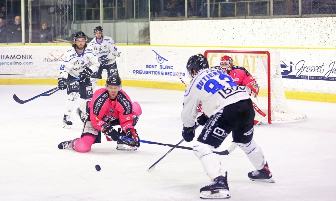 Pour la reprise du match Gap-Chamonix après but injustement annulé