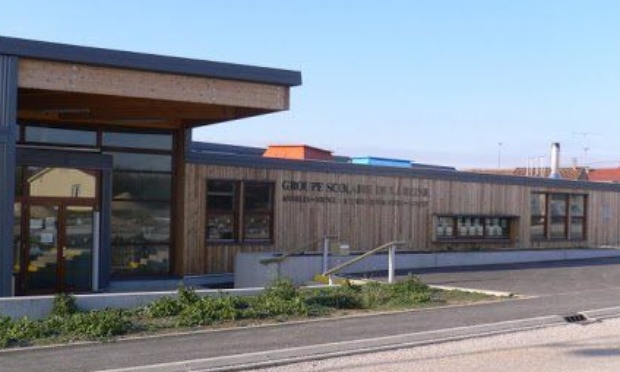 A Ménil La Tour, on tient à nos 5 classes ! Non à la suppression de l'une d'entre elles ✊