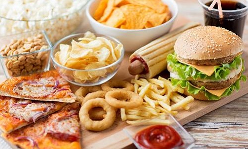 Ensemble, mettons fin aux snaps d'Elie en train de manger