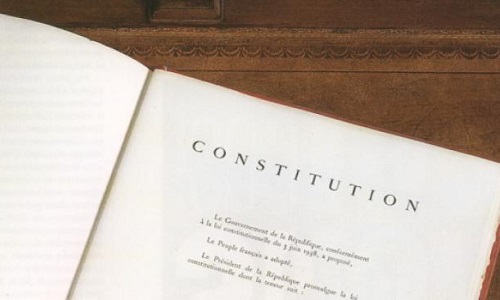 Interdire aux politiques de toucher à la Constitution Française