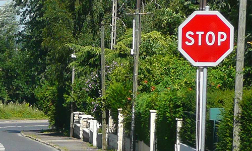 Installation de panneaux Stop croisement Allegrini/ Joliot-Curie