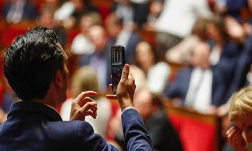 Pour l'interdiction d'utiliser les portables à l'Assemblée Nationale !