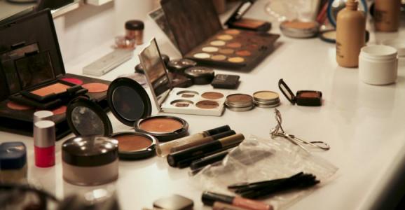 Emmanuel Macron : Faites don des 26 000 euros dépensés en 3 mois pour Votre Maquilleuse ! #EmmanuelFaitesUnDon !