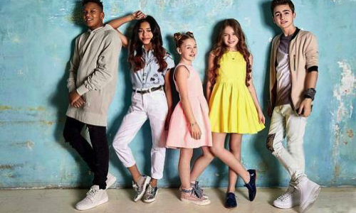 Pour une séance de dédicace des Kids United au Carrefour de Purpan