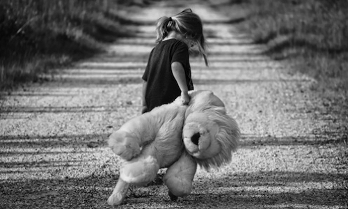 Norah doit être protégée, livrée par la justice à un père dangereux qui l'a violée à 7 ans, elle est toujours en très grand danger 19 ans après