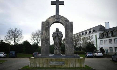 La Croix de Ploëmel sur la statue de Jean Paul II ne doit pas être retirée