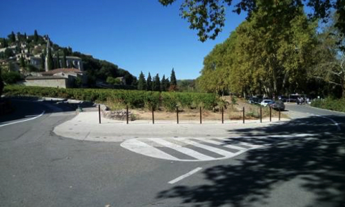Contre les parkings payants prohibitifs dans les plus beaux villages de France en période creuse.