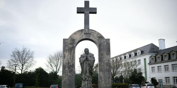 Non au retrait d'une croix surplombant une statue de Jean-Paul II à Ploërmel