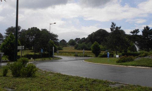 « NON à l'antenne-relais de 25 mètres de Kermorique à moins de 300 mètres d'établissements scolaires, de lieux fréquentés quotidiennement par la population et de sites classés »