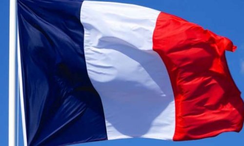 Non&nbsp;! Au drapeau &eacute;toil&eacute; europ&eacute;en au c&ocirc;t&eacute; du drapeau tricolore dans les classes de nos enfants.