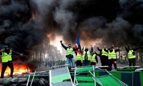 PAS EN MON NOM: EH, GILET JAUNE ! Je n'ai pas vu de pancarte vous dissociant des violences, ou l'ai-je manqu&eacute; ?