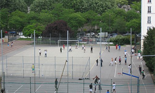 PARIS &ndash; PERE LACHAISE :UN STADE EN PLEIN AIR ET DES ESPACES VERTS SACRIFIES (b&eacute;tonisation)