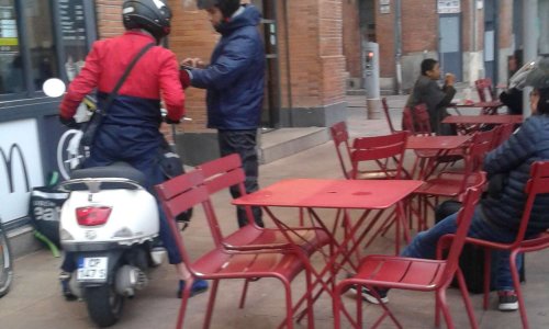 Contre les scooters Uber Eat.