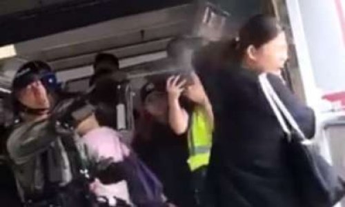 Femme fragile tabassée par la police de Hong Kong - la France doit intervenir !