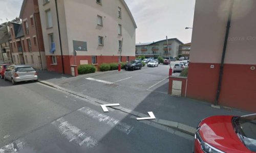 Demande de marquage jaune du trottoir et/ou un panneau d'interdiction de stationnement sur 15 &agrave; 20 m&egrave;tres : Sortie situ&eacute;e entre le 44 Quater et 46 Bis Rue Georges POMPIDOU &agrave; Saint-Quentin