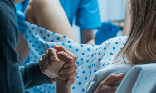 Pour autoriser les futurs pères à participer à la naissance de leur enfant !