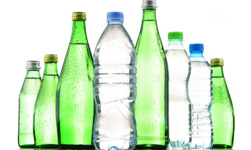 Stop bouteilles en plastique,  les bouteilles en verre on peut les réutiliser.