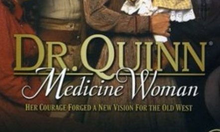 Une collection de vêtements Dr Quinn medicine woman