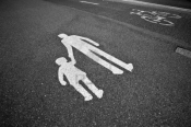 Protection des piétons sur les trottoirs : dangerosité des bicyclettes, trottinettes, motos circulant à grande vitesse sur les trottoirs