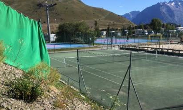 Le tennis à l'Alpe d'Huez : on veut pouvoir en profiter été comme hiver !