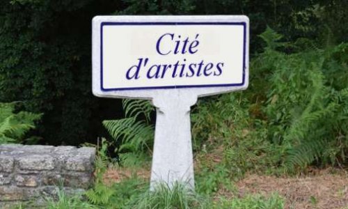 Des panneaux "Cité d'artistes" à l'entrée de Douarnenez ?