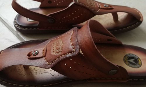 Les hommes ont-ils le «droit» de porter des sandales ?