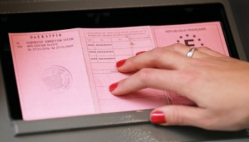 A quel âge devrait-on passer le permis de conduire ?