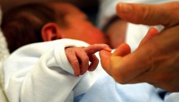 Trafic de nourrissons : un bébé a été vendu, contre 8.000 euros et une BMW à des parents stériles. Pensez-vous qu'ils doivent être sanctionnés ?