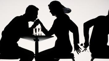 Là où s'arrête la fidélité, commence l'infidélité. Pensez-vous que ces limites sont plus élastiques chez les individus de classes sociales aisées?