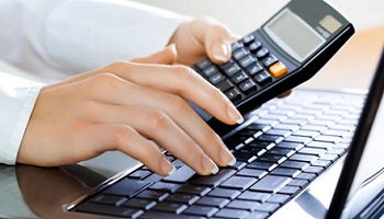 Doit-on appliquer un abattement mensuel sur le RSA versé à une personne logée et nourrie gratuitement par ses parents ?