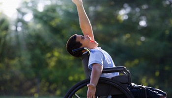 Quel motif interdit aux handicapés de vivre comme une personne normale ?