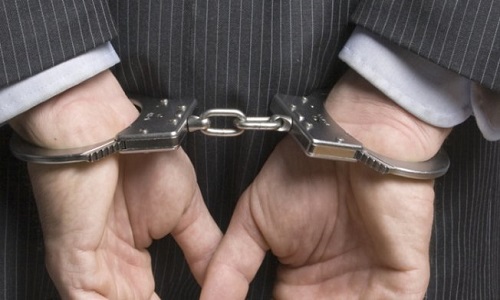 Pensez-vous que c'est normal que les hommes politiques ayant un casier judiciaire puissent continuer à exercer ?