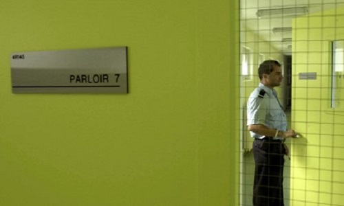 Pour ou contre la fouille complète et automatique au parloir des détenus?