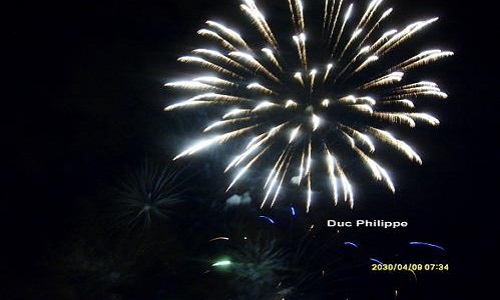 Au défilé du 14 juillet 2015 à Paris, un ovni est passé au-dessus des hélicoptères (vidéo AFP). Serez-vous en mesure de le filmer vous aussi en 2016 ?