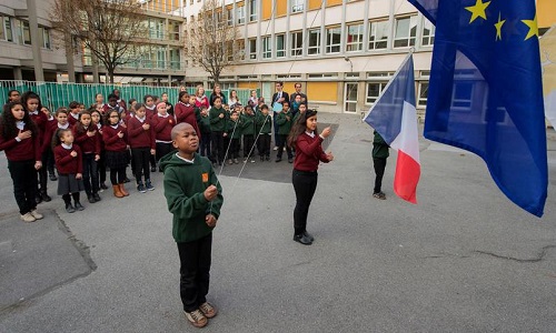 Pour ou contre un uniforme scolaire et la présence d'un drapeau français dans toutes les écoles de la République ?