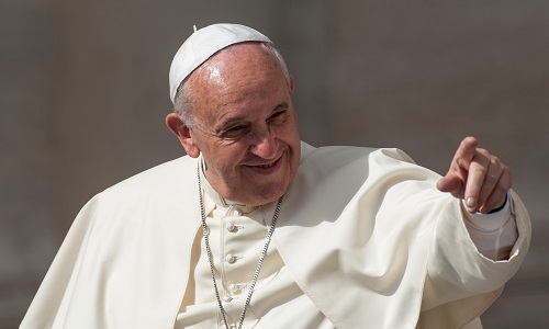 N'est-il pas ironique de voir le Pape se recueillir sur les victimes des camps de la mort, alors que l'Eglise a brûlé, torturé et assassiné lors de l'Inquisition ?