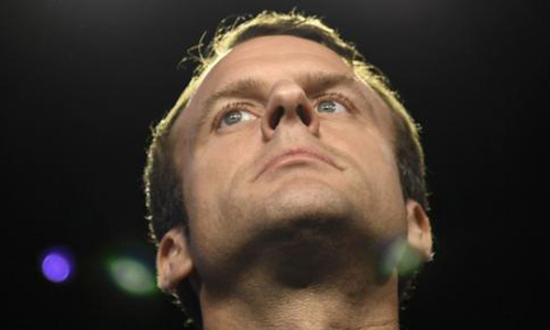 Emmanuel Macron porte plainte contre un photographe pour harcèlement : est-ce justifié ?