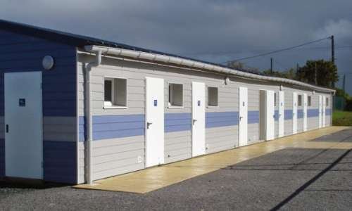 Qui doit payer la facture de remise en état des portes du vestiaire de foot ?